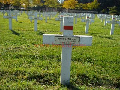 WAWRYK KOWI Roman
41 ans - époux Jadwiga
Né 10.01.1898 Lwow (Ukraine)
Décès 03.01.1940 Lyon 2ème (69)
(Hôpital Desgenettes)
105ème Bataillon Aviation Polonaise
Pilote Capitaine 
Estampille 9/2
Provenance Lyon-Guillotière K.3-3P-2-6
Inhumation 21.09.1957 - PV 2048
Carré D - Rang 4 - Tombe 13
MORT POUR LA FRANCE
Copyright Frania
