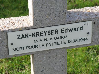 ZAN-KREYSER Edward
- 43 ans -
Né 09.04.1901 Piotrkow
Décès 18.08.1944
Matricule A 04967
1ère Division Blindée Polonaise
1er Régiment Artillerie Antichar
Major
Tombe 3 - Carré I - Rang C
copyright photo Piotr Packowski
copyright Frania
