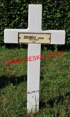 ZIELINSKI Stefan
- 28 ans - Célibataire
Né 04.08.1916 Brzezno Chelm Lubelski Lublin (PL)
Inhumation 24.06.1964 - Tombe 66
Matricule 705532
Polish Air Force - Escadron 300 - Sergent-Radio
Fils de Jan & Katarzyna 
Décédé 02.01.1945 Ville-au-Montois (54) à bord du Lancaster PB 823 avec 
Banys Jan 28 ans - Drozdowicz Romuald 33 ans - Heyne Walenty 26 ans 
Janas Brunon 29 ans - Omiotek Wiktor 24 ans - Wrus Maksymilian 36 ans
copyright Frania
[url=http://www.beskid.com/lancaster.html]Le dernier vol du PB823 [/url] 
