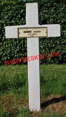 ZIOLKOWSKI Zygfried
Décès 19.02.1946 Metz-Plantières (57)
Inhumation 12.06.1964 -Tombe 116 
Armée Américaine
copyright Frania 
